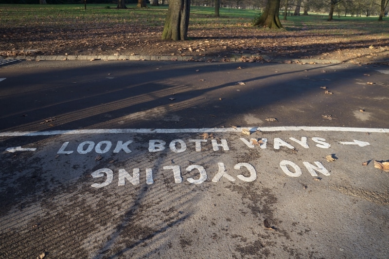 Gångbana med texten Look booth ways och No cycling