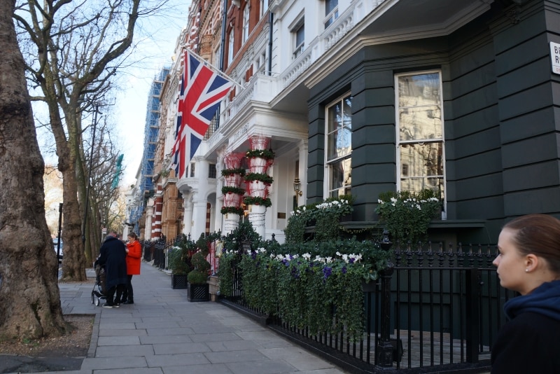 Trottoar längs hus med brittiska flaggan hissad