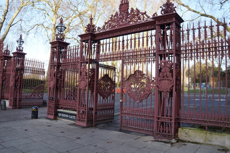 Röd gate med vackra detaljer