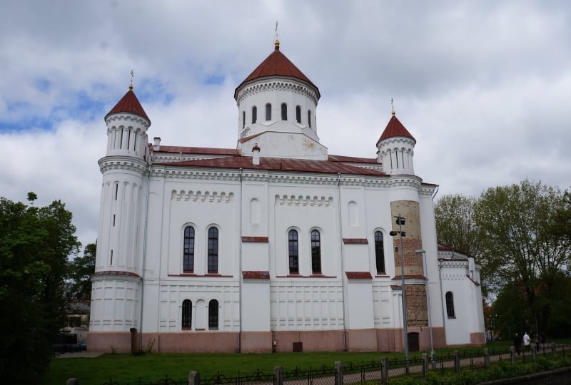 Vit kyrka med rött tak och tre röda torn