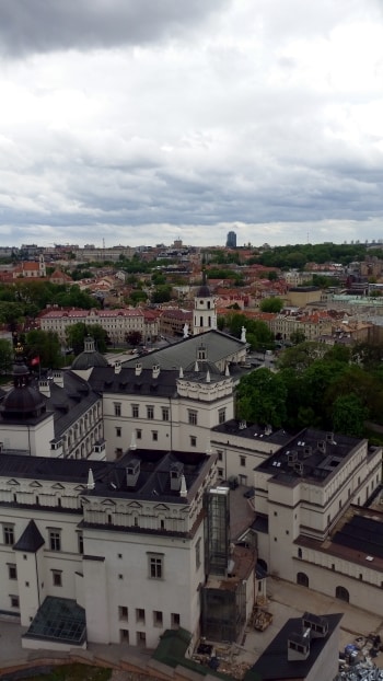 Utsikt över katedral och byggnader