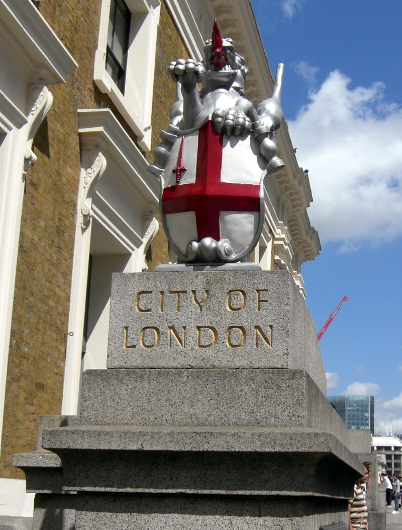 Staty av drake med texten "City of London"