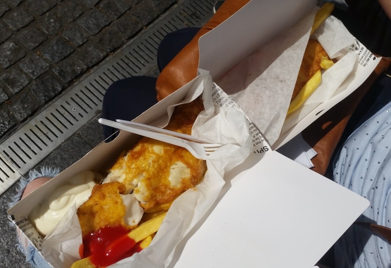 Två papperslådor med fisk, pommes frites, ketchup och majonnäs