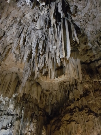 Mörk grotta med formationer i taket