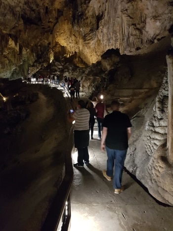 Människor i mörk grotta