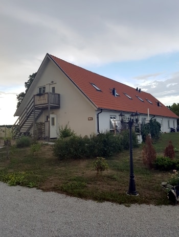 Ett stort vitt hus med trädgård