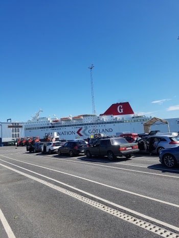 Bilar på kö framför en stor färja