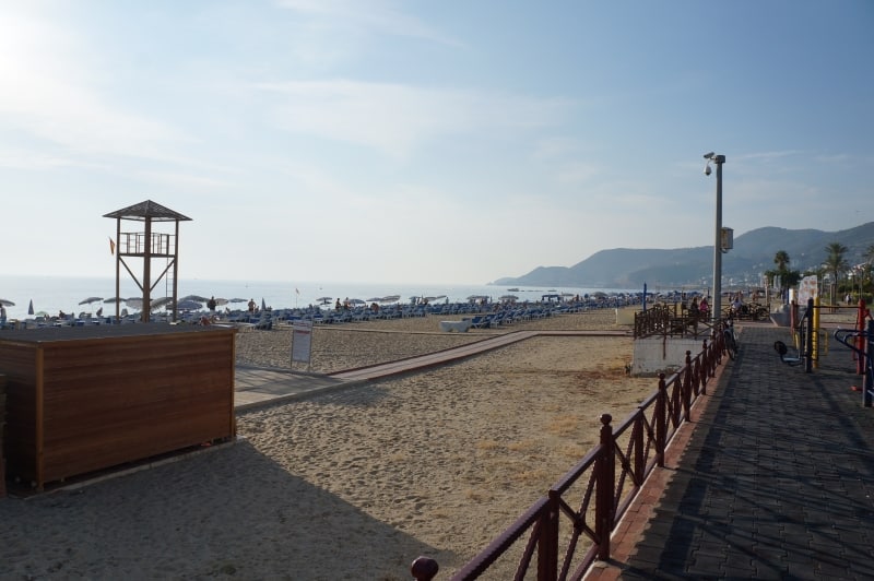 Strandpromenad och strand med parasoller