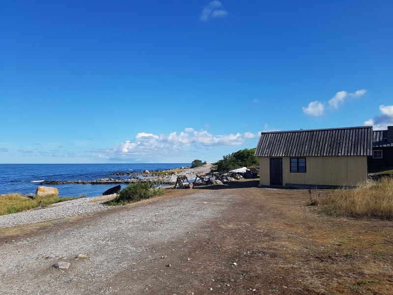 Stenstrand vid Östersjön och blå himmel