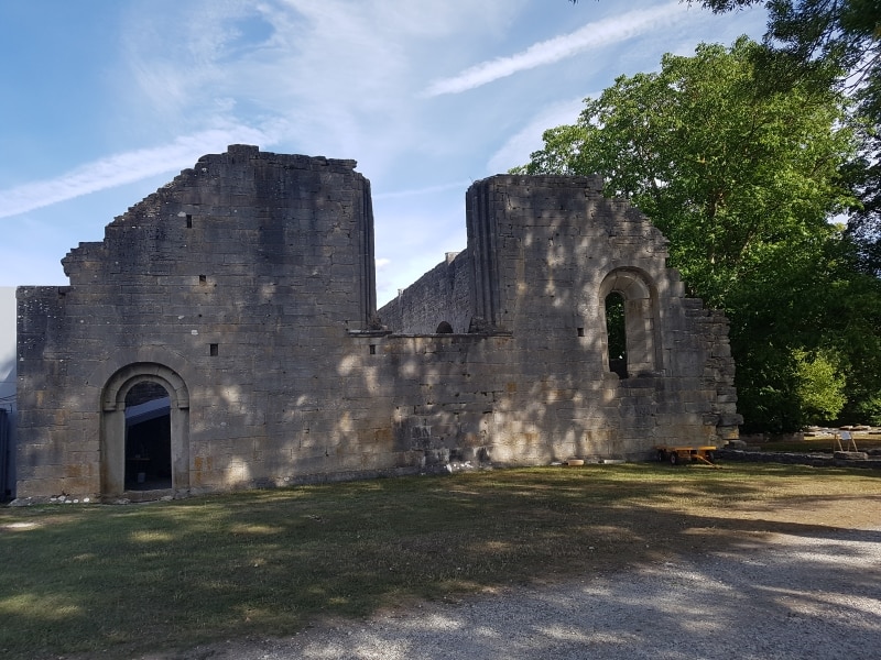 Sidan på ett antikt grått kloster