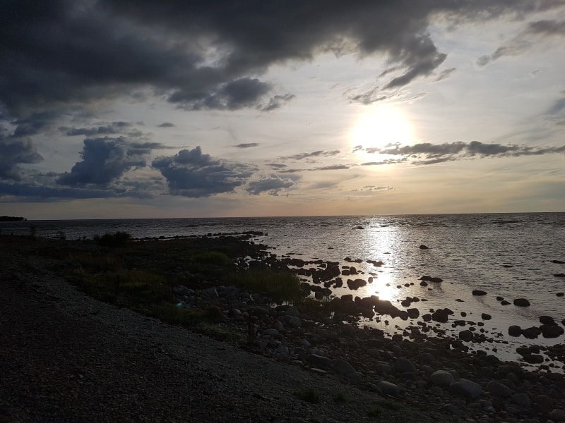 Solnedgång över havet vd stenstranden