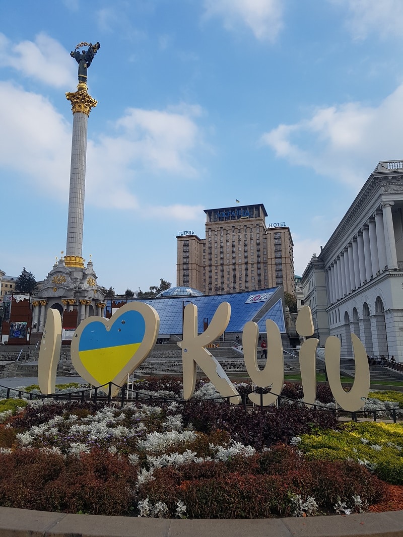 Bokstäver som bilder orden "I love Kyiv" på torg med stort hotell