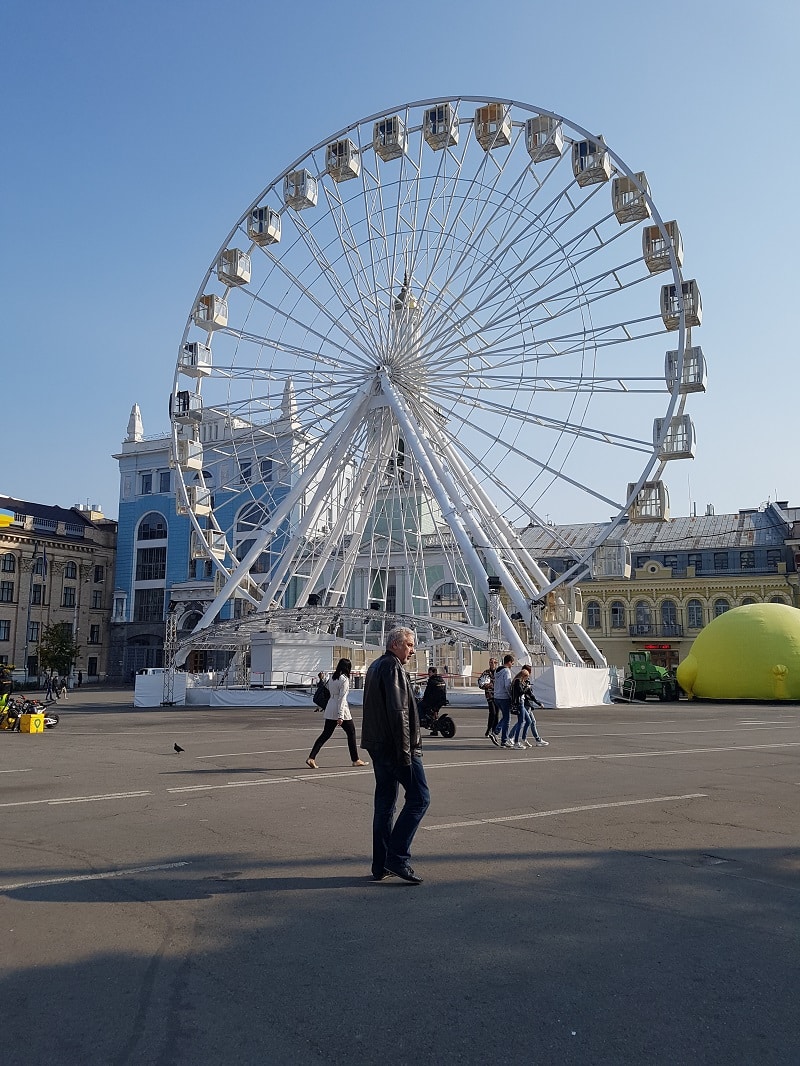 Högt pariserhjul på torg