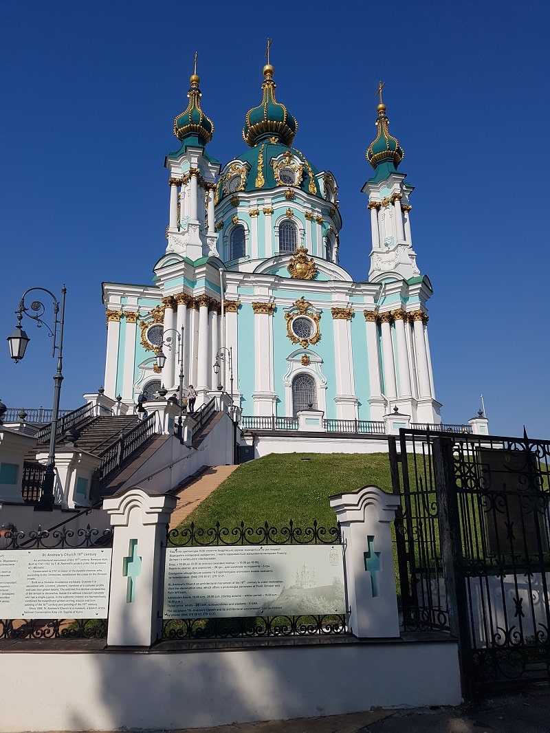 Turkos kyrka med vita pelare och utsmyckningar i guld