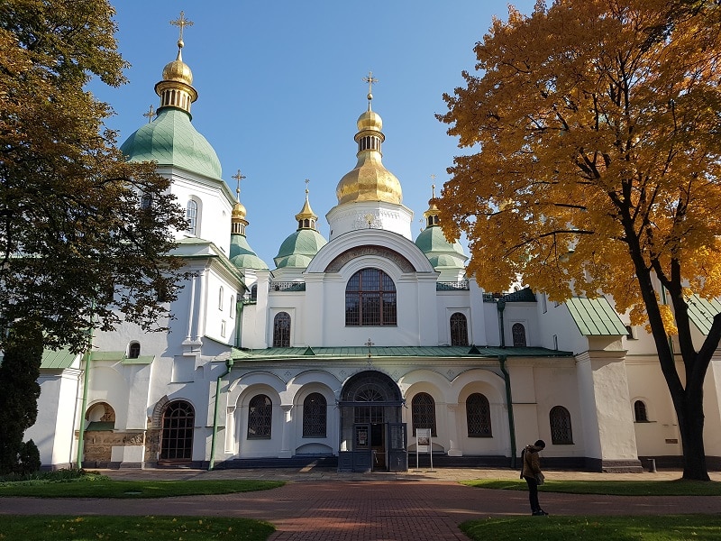 Vit katedral med grönt tak och guldkupoler