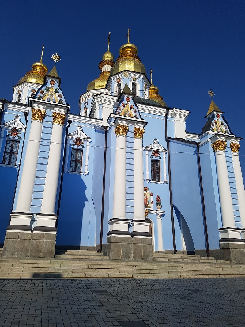 Ljusblått kloster med guldkupoler