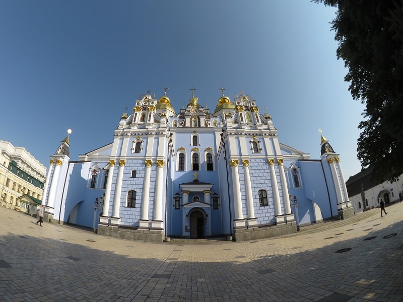 Ljusblått kloster med guldkupoler