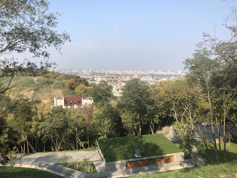 Utsikt över skog och stad