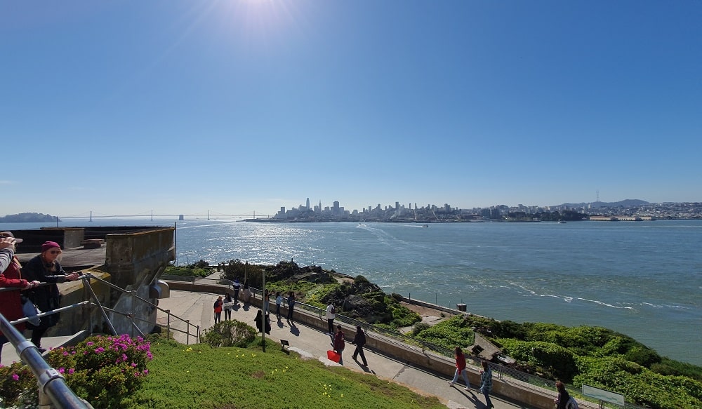 Utsikt från Alcatraz över Golden gate-viken och San Francisco i fjärran