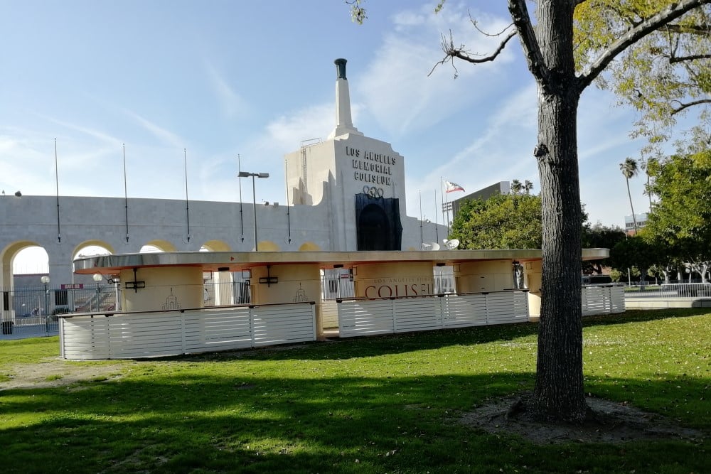 Utsidan av vit idrottsstadion