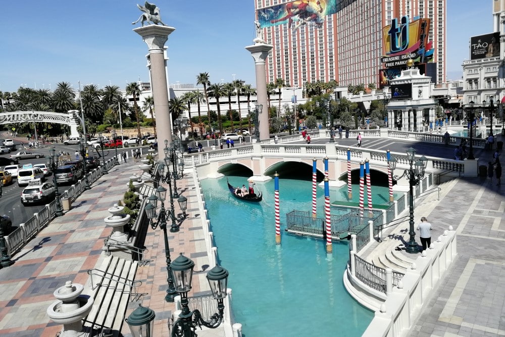 Liten pool som ska föreställa en gondol i Venedig