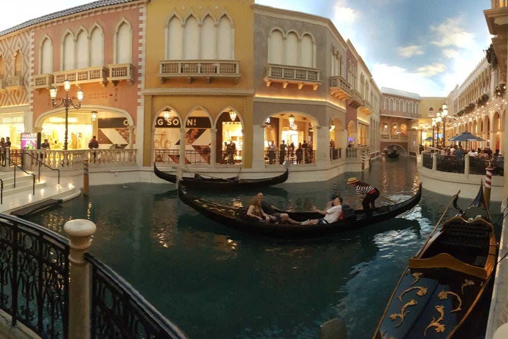 Pool som ska föreställa en gondol i Venedig i en galleria inomhus med fejkhimmel som tak