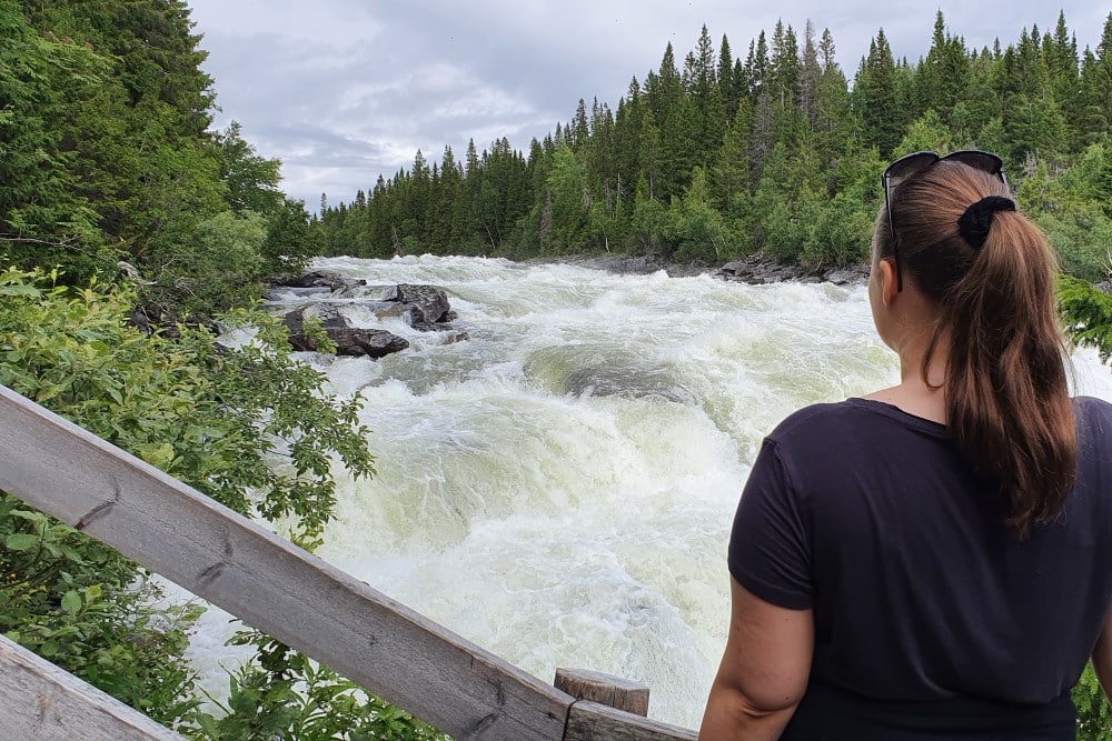 Kvinna blickar ut över vattenfall