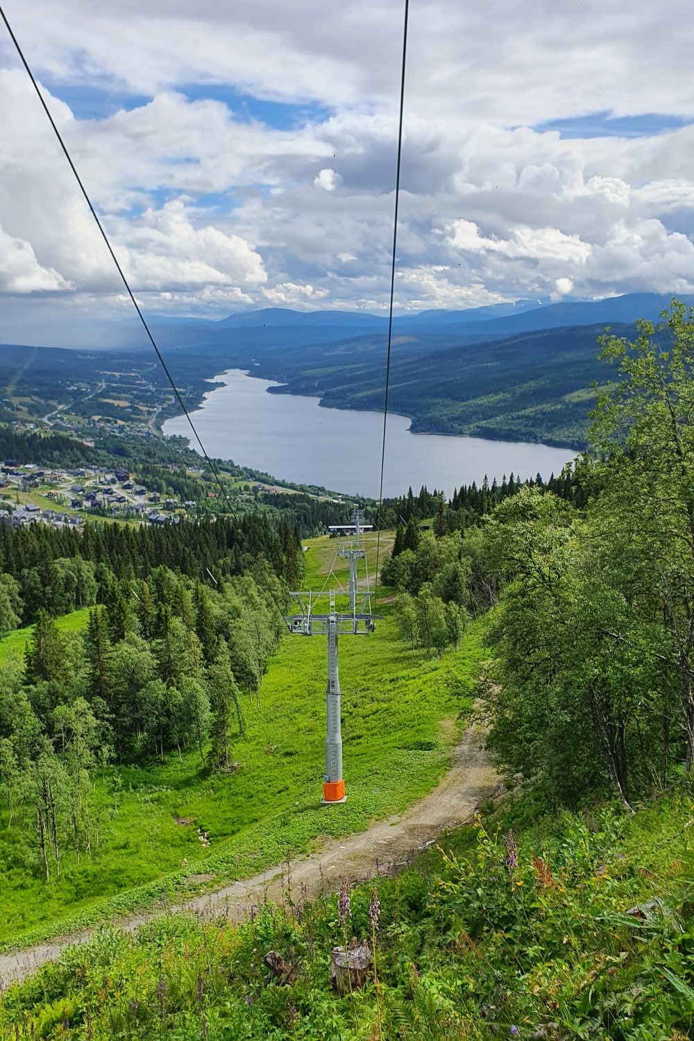 Utsikt över skidlift och älv