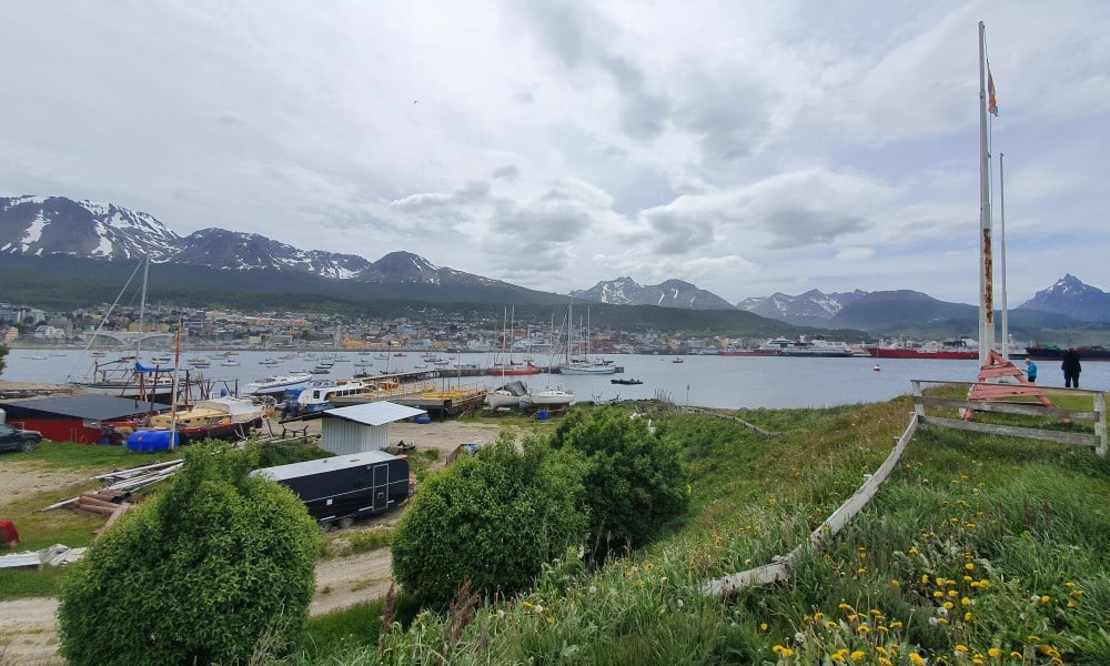 Hamn med båtar framför stad med berg