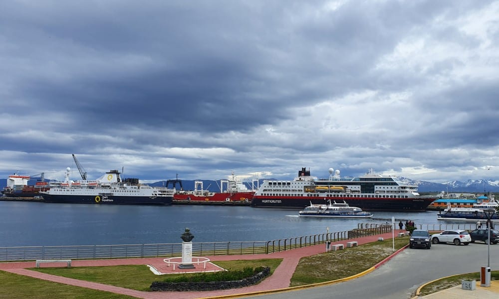 Hamn med flera stora och medelstora fartyg