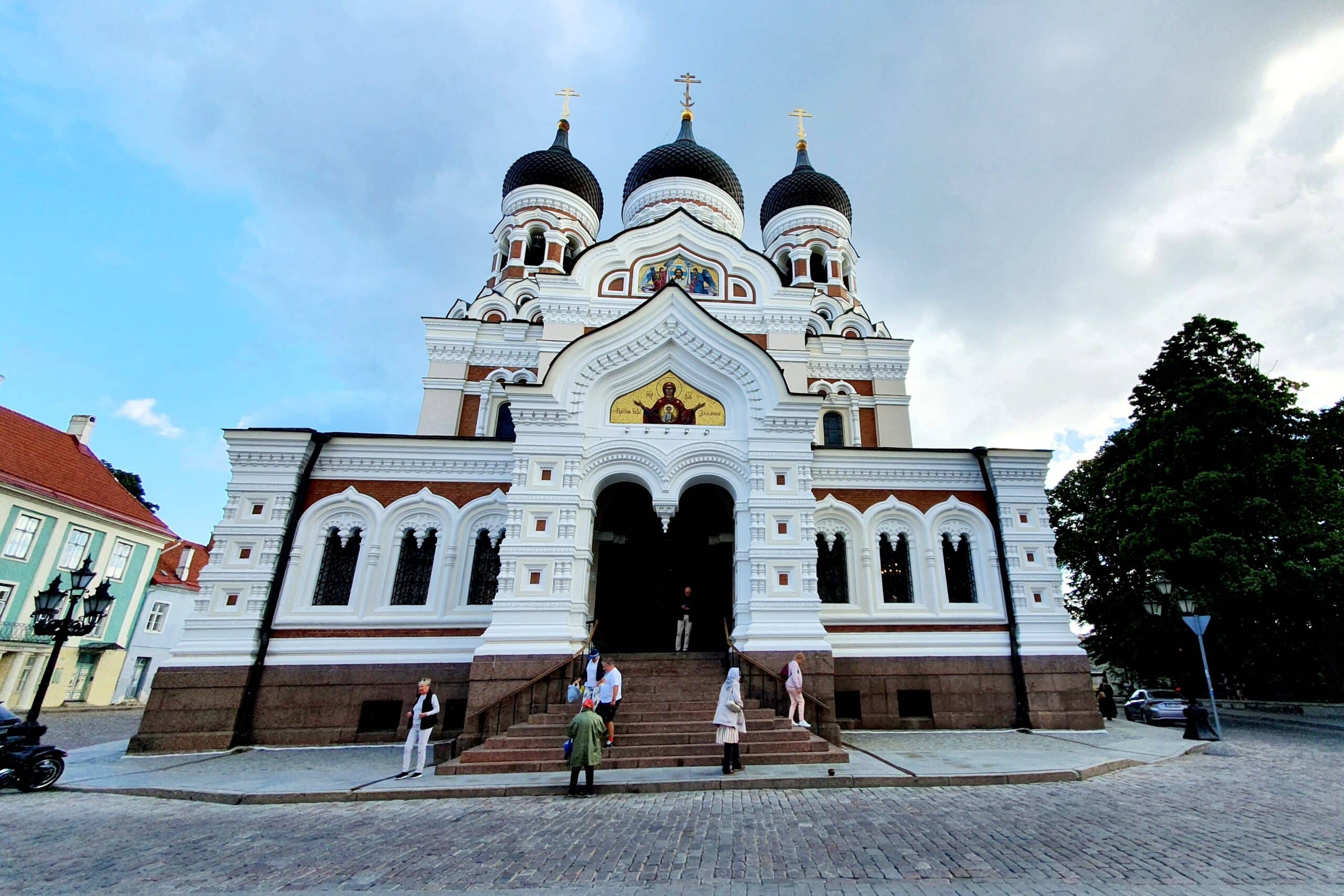 Ryskinspirerad kyrka i vitt och brunt med tre svarta torn