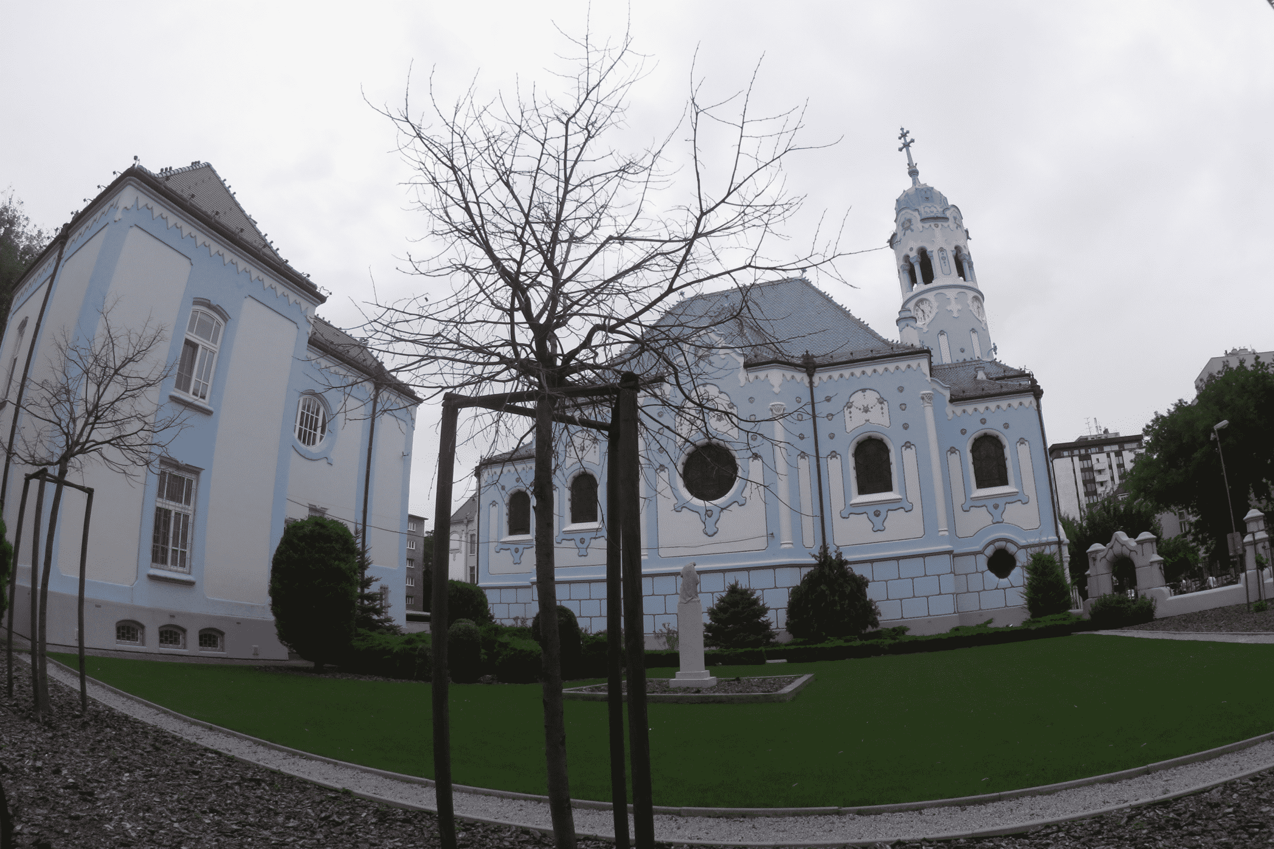 Ljusblå kyrka med vita detaljer