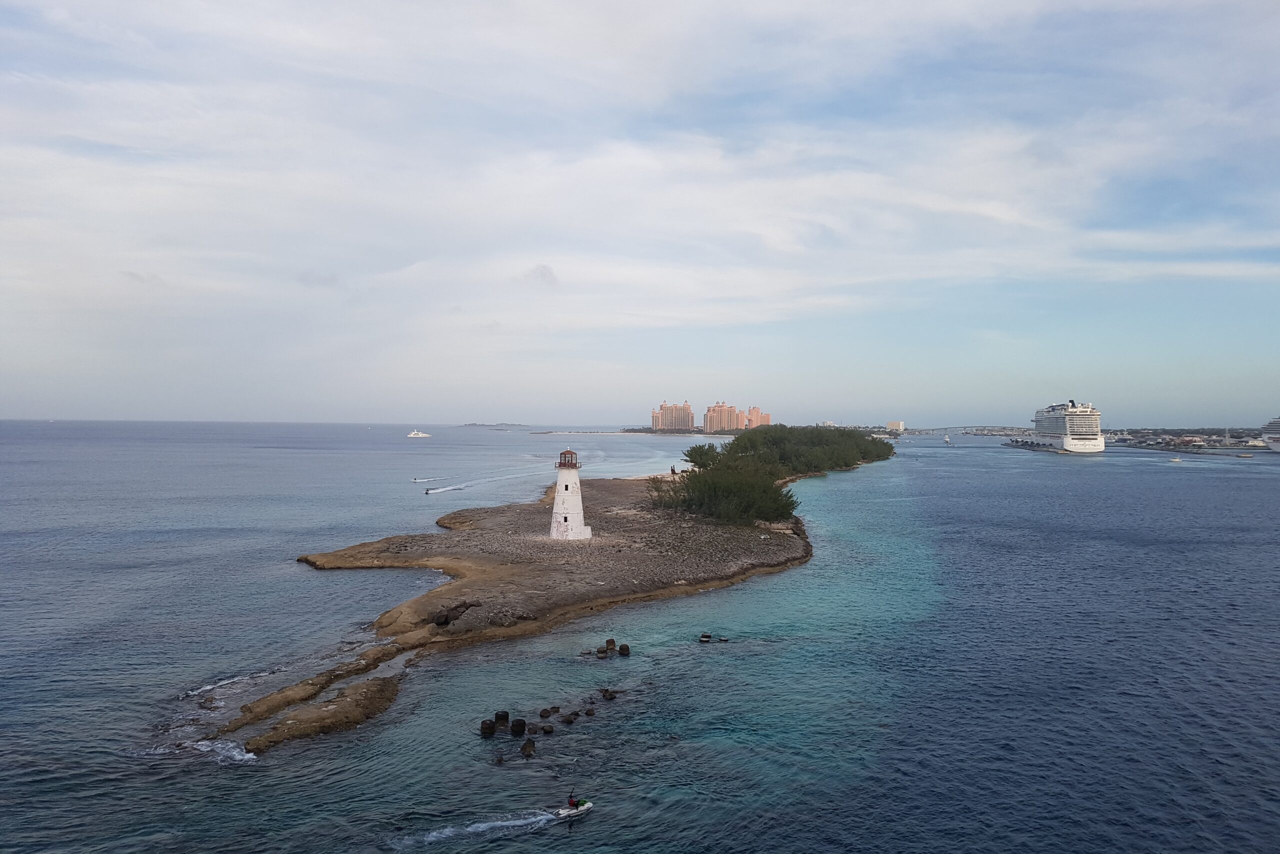 Liten ö med fyr i utkanten av Nassau