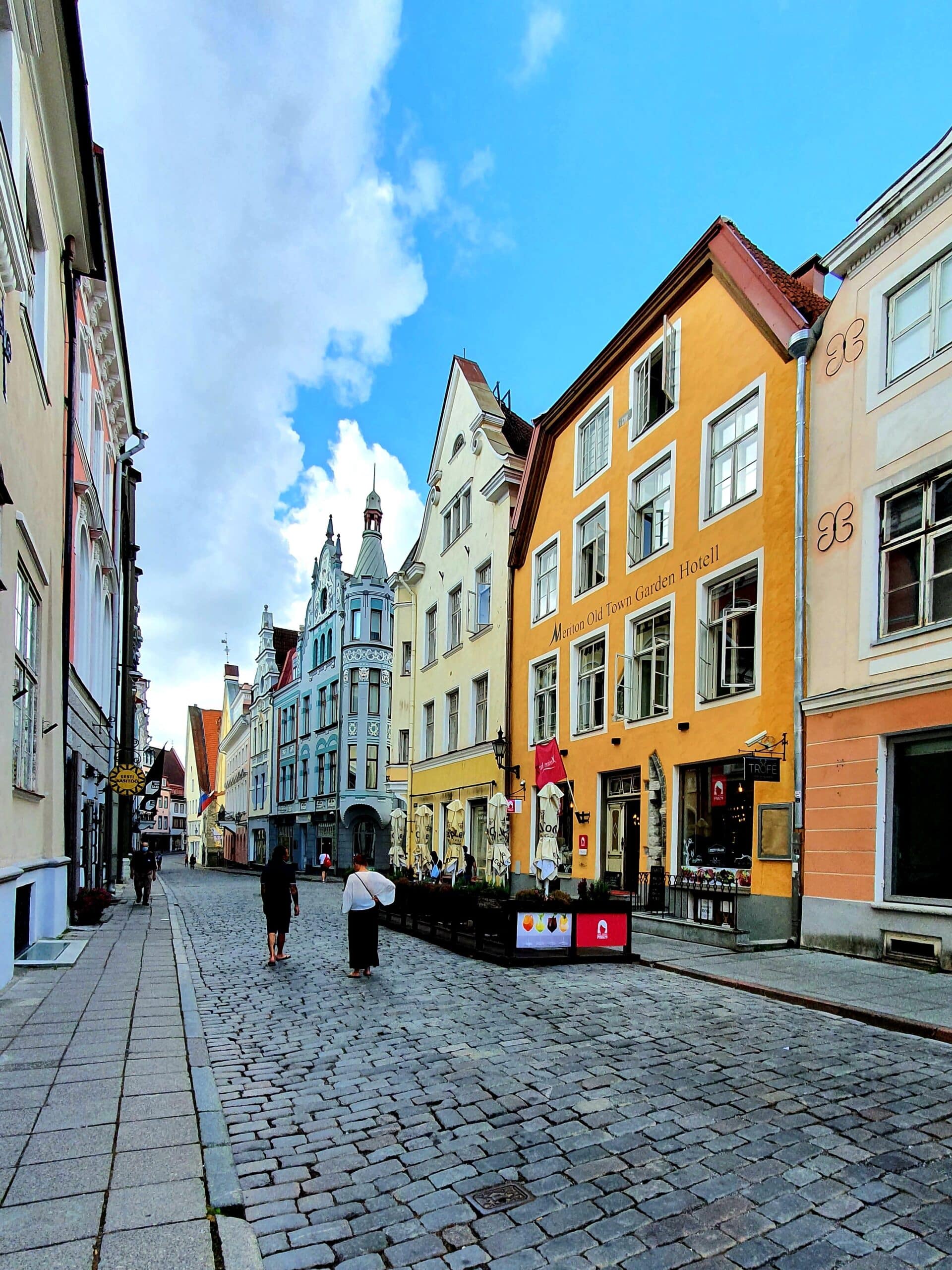 Kullerstensgata med färgglada hus