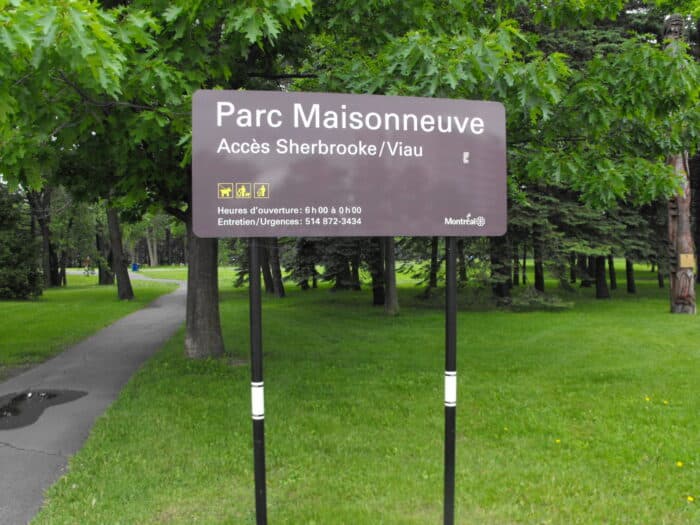 Skylt i park med texten "Parc Maisonneuve"