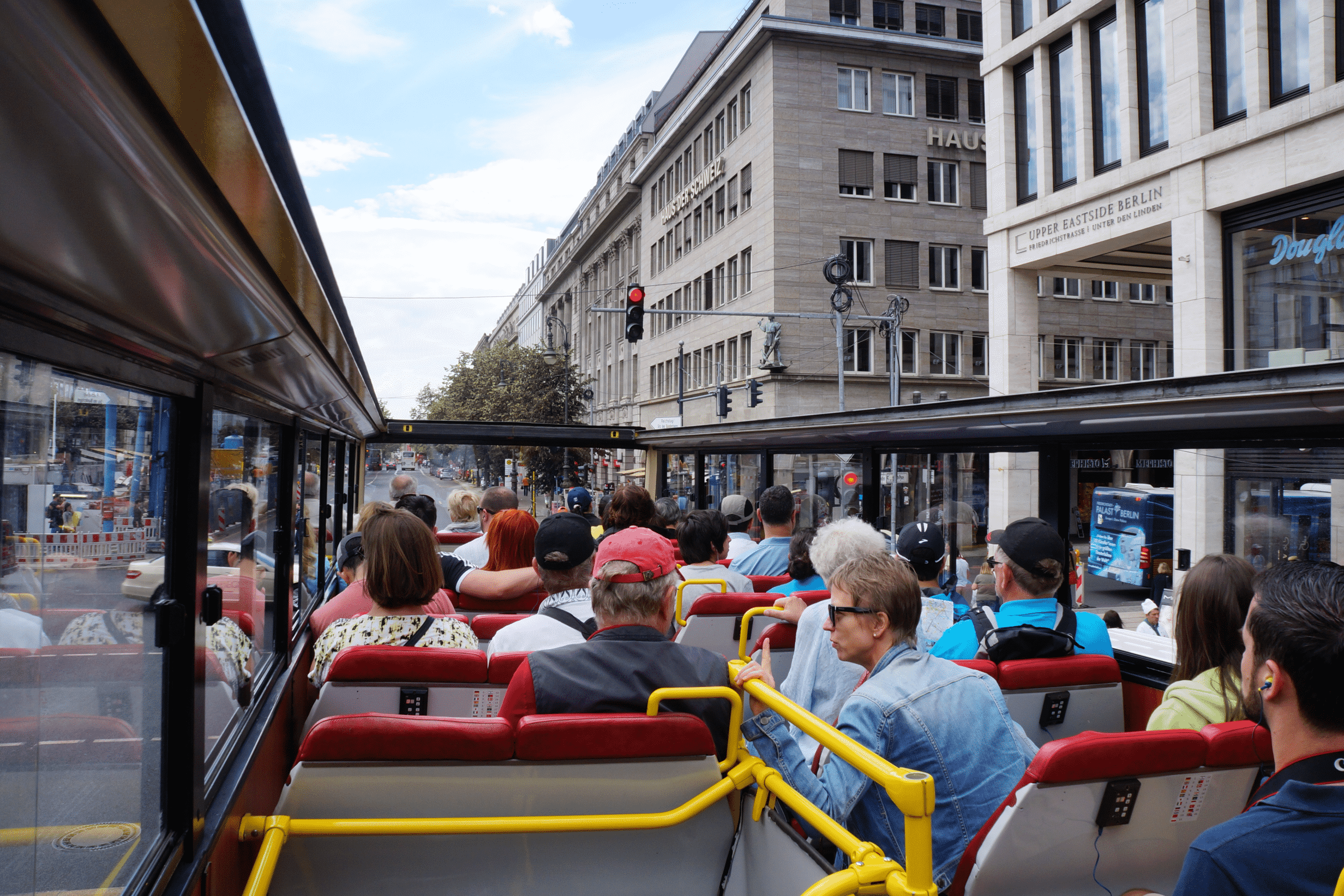 Turister ombord en dubbeldäckare i centrala Berlin