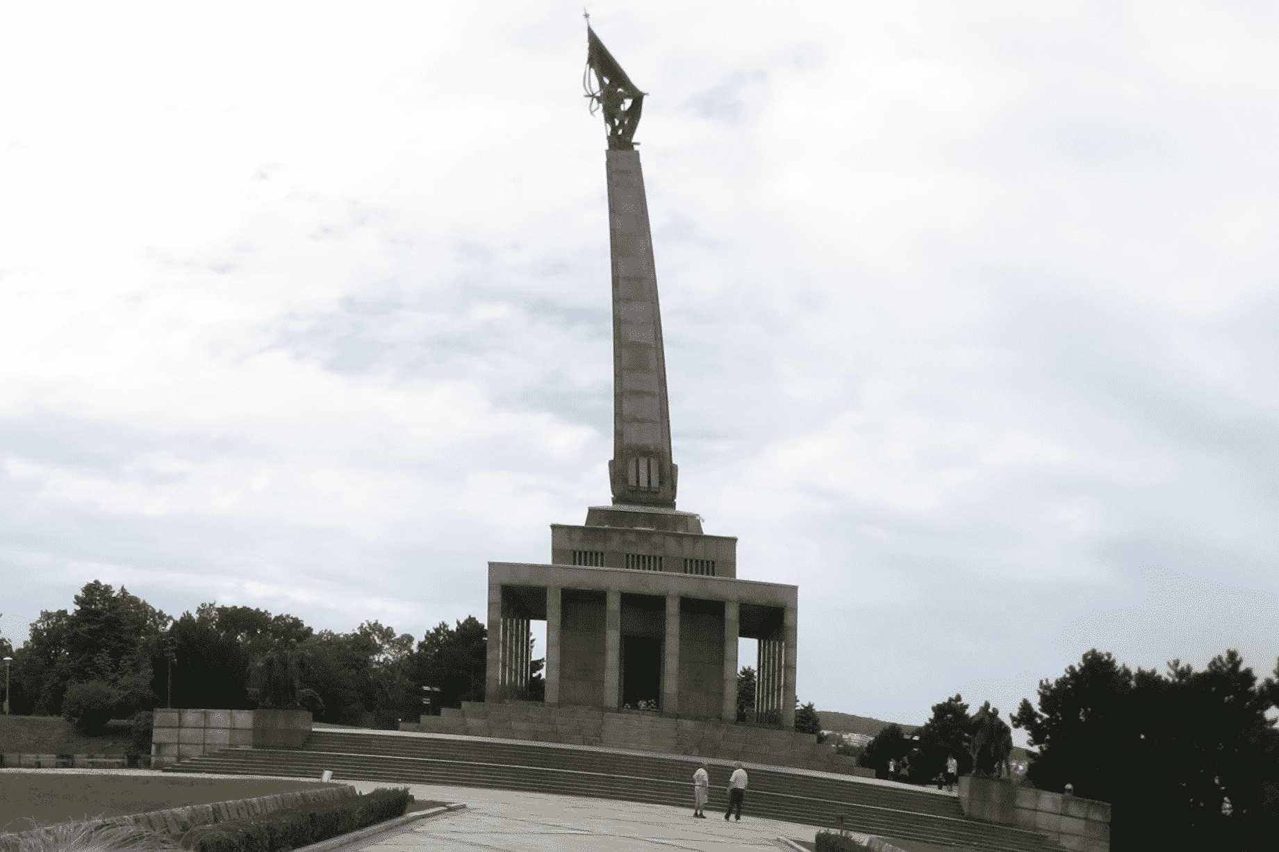 Högt monument i betong