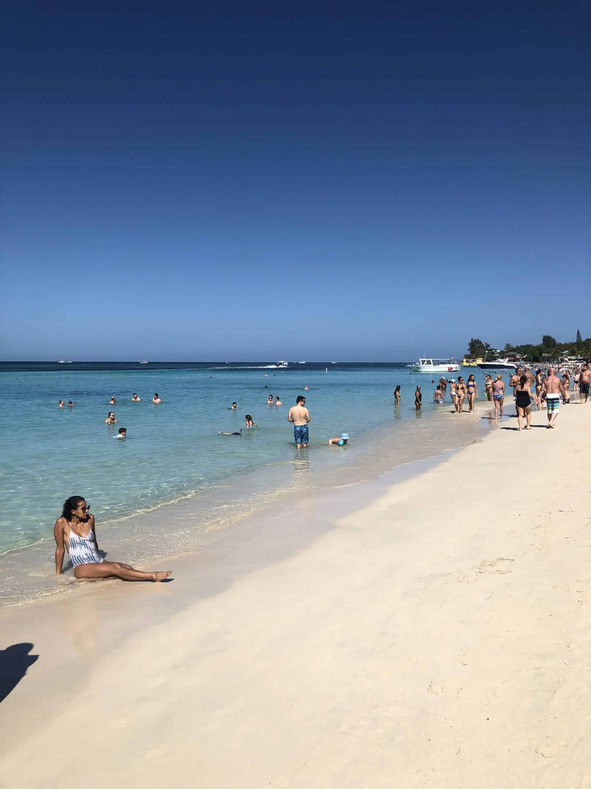 Människor på strand vid turkost vatten