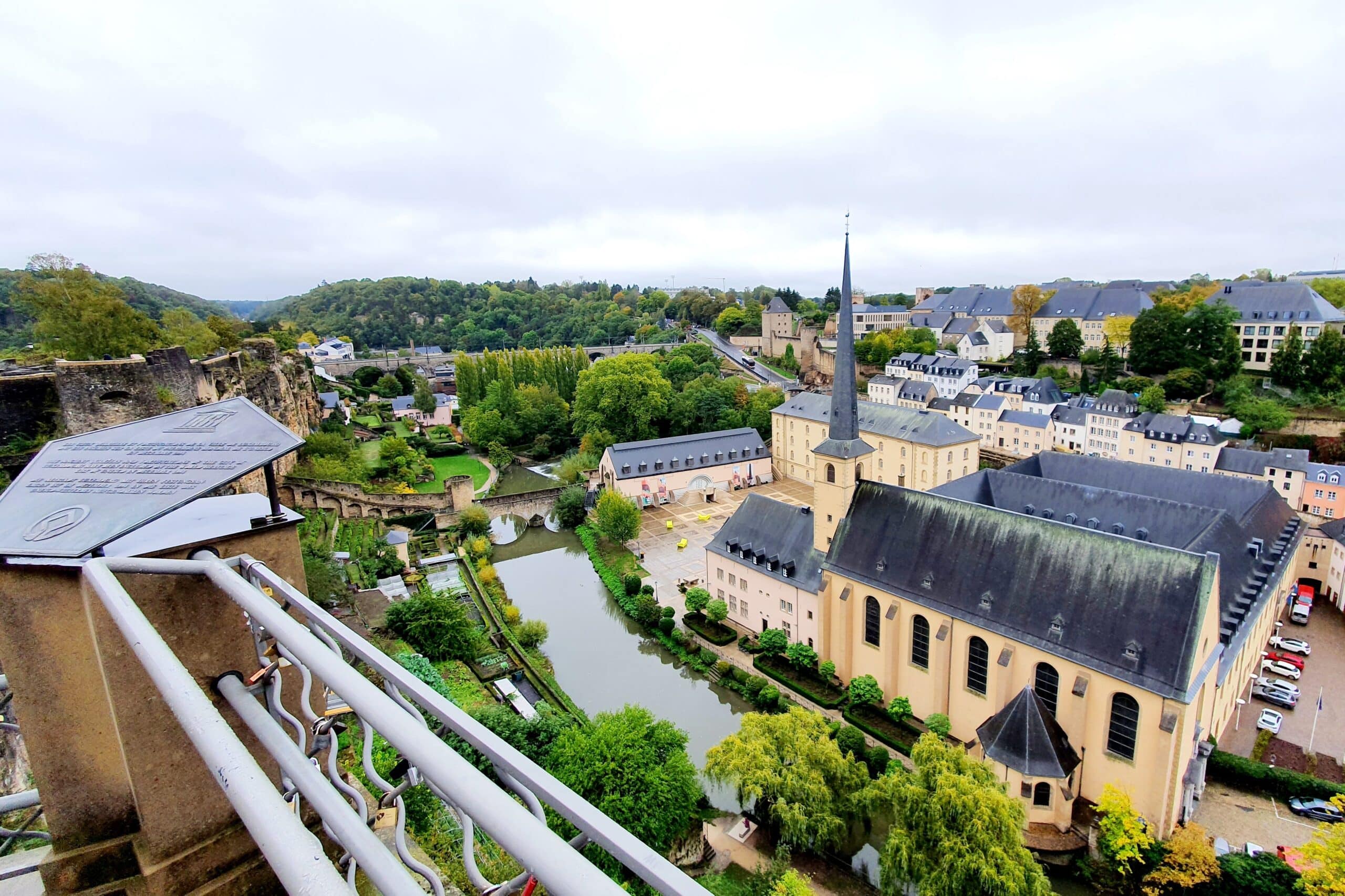 Utsikt över flod, byggnader och kyrka