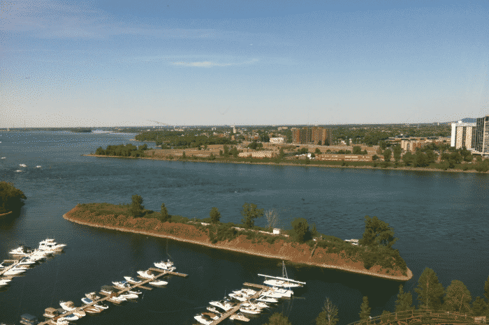 Utsikt över flod, hamn och stad